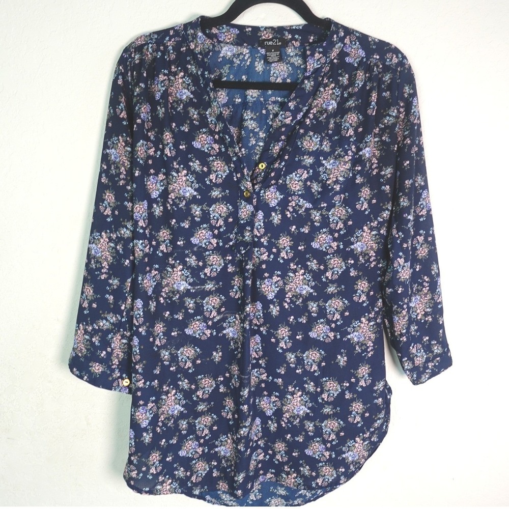 rue21 Floral Blouse Womens Small Navy Blue 3/4 Roll Tab Sleeve V-Neck Top